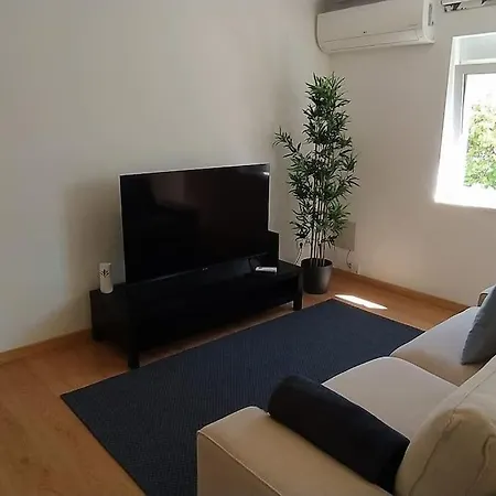 Lisbon, 2 Bedrooms, Metro & Airport, Ac & Wifi *