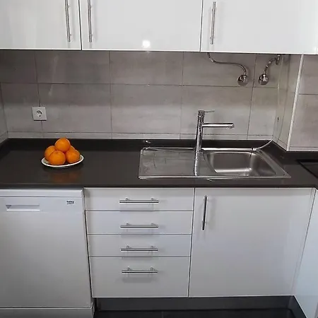 Apartment Lisbon, 2 Bedrooms, Metro & Airport, Ac & Wifi Lisbon